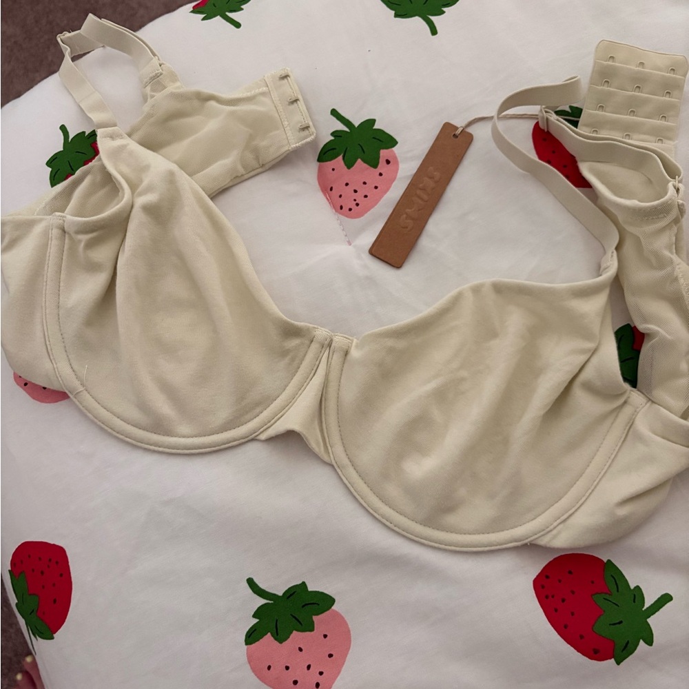 NWT SKIMS T Shirt Bra- Bone